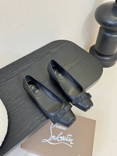 cl X Maison Margiel* 25Ss平底单鞋 maison Margiela 与 Christian Louboutin 推出首个联名鞋履系列 全
