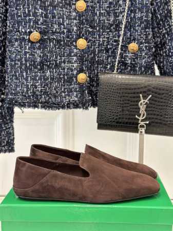 厂价 Bottega Venet*｜葆蝶家24ss新品 平底单鞋乐福鞋 设计舒适时尚 让你爱不释手 既显气质又显高贵。 鞋面采用原版定制牛皮 内里垫脚均为混种羊 - 点击图像关闭