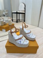 出厂价pp： Lv 路易威登 25春夏新款 顶级版本原版一致 专柜主打最新款 Lv X Tm村上隆联名款麻绳坡跟凉鞋 硬货上新 代购级别！高级感十足！国内外博主