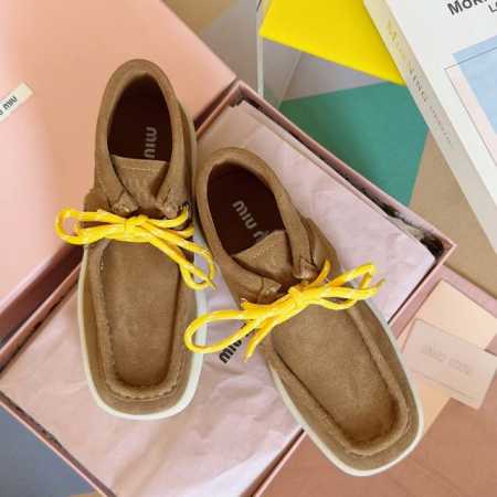 顶级版本：皮里 MiuMiu缪缪 最新delave系列 厚底 坡跟 短靴 羊羔毛 踝靴 原版购入开发 做货 这款绒面皮革踝靴呈现délavé纹理，鲜艳鞋带为经典 - 点击图像关闭