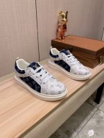 新款: 厂价 Lv* 最新爆款休闲鞋，顶端品牌奢侈～代购，顶级～质量。鞋面選用进口透气牛皮搭配材质透气羊皮垫脚 精细做工。原版个性时尚柔软橡膠耐磨防滑大底，上脚