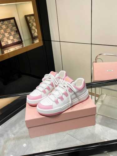 miumiu新款擦色脏脏小白鞋依旧经典时尚简约的格板设计！品质灰常牛！Miumiu 擦色脏脏小白鞋，前卫大胆的MiuMiu风格融于此款漂白皮革运动鞋的简约线条，