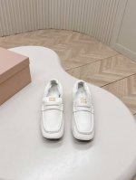 出平底 高跟 MiuMiu谬谬2025 早春走秀款乐福鞋 中性中古风 于多重场景中流露风格主张 步履之间焕发独特之美 皱松紧设计随心搭配 面料小牛皮 内里垫脚绵