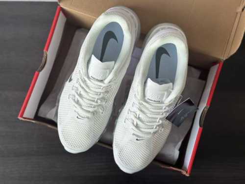 纯原版本，情侣款，运动鞋码。 今天给大家介绍一款超赞的跑鞋 Nk Air Max 2013 复古网布全掌气垫跑鞋。 这款跑鞋采用复古透气网布设计，不仅时尚感十足