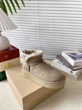 UGG P: 女款Size：35-40 UGG短筒雪地靴 波浪毛线鞋 秋冬阿哥新款系列 多色可选 原始可爱的外观，隆丰皮毛一体100%原版搭配单毛线 非常的珍贵 - 点击图像关闭