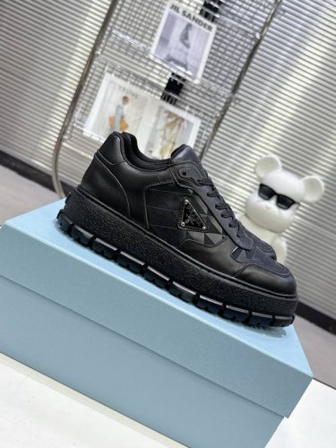 prada 225普拉达新品，实力来袭！众多网红同款，时髦百搭Nice单品，意大利专柜代购原版鞋开发，1比1照足原味复刻。今年的主题就是不被定义 通过简单简洁体