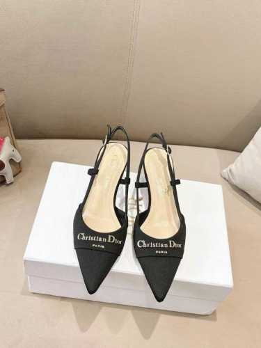 dior2025 春夏新品钢印字母Logo单鞋 凉鞋系列 单鞋 高跟鞋 顶级版本 延续D家永恒经典！这款鞋低调不失华丽 性感又不显张扬 鞋型是大家都爱的秀气款