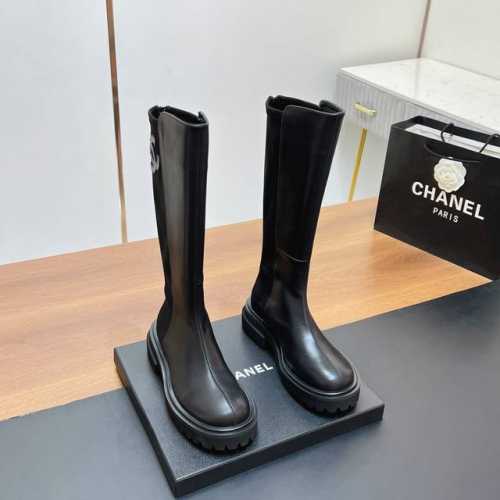 小牛皮款 CHANEL 香奈儿 2024秋冬新款简约弹力短靴、高筒靴 骑士靴 认准我家细节实拍注意区分普通版 这款骑士靴真的是帅气时尚的代表，靴筒口只有一个双C