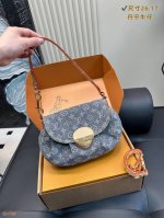 免税店全套包装 Lv 丹宁牛仔元宝腋下包～ 变码芯片 配牛皮美式甜辣拽姐风可单肩可斜挎 容量很大能放下手机 钱包气垫口红纸巾等等小物件 牛仔材质使得包身很轻便