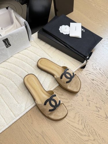 chanel 25P春夏新品双C拖鞋 鞋面麂皮，内里羊皮，原版大底。 Size:35-39 40定
