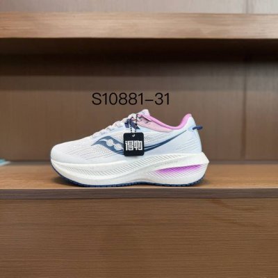纯原 Saucony Triumph 21索康尼胜利21代旗舰级缓震型跑鞋 性能相比前几代再升级：鞋面采用全新升级的工学网设计 贴合脚部更透气 中底部分使用最新