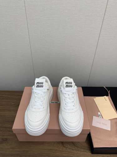 MiuMiu缪缪 最新爆款 厚底 漂白 做旧 复古 小脏鞋 休闲 运动鞋 板鞋 小白鞋 原版购入开发 做货 这款漂白皮革和麂皮运动鞋加以磨损效果，彰显精致格调。