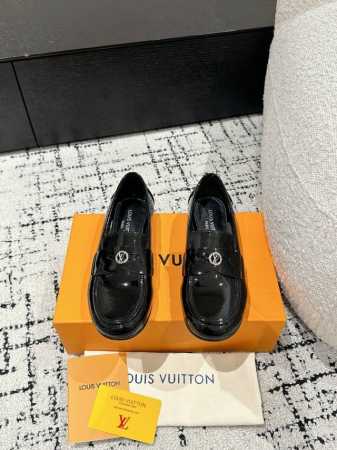 顶级版本louis vuitton 路易威登 25 春夏玛丽珍鞋漆皮面T字带搭配圆圈Lv金属字母点缀，洋娃娃即视感～乖巧可爱甜酷皆可简约精致，上脚超好看～穿着舒 - 点击图像关闭