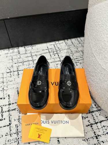 顶级版本louis vuitton 路易威登 25 春夏玛丽珍鞋漆皮面T字带搭配圆圈Lv金属字母点缀，洋娃娃即视感～乖巧可爱甜酷皆可简约精致，上脚超好看～穿着舒