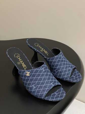 chanel 2026早春度假系列爆品小香双C扣鱼嘴蜜儿高跟拖鞋小矮跟凉拖鞋 简约时尚 整体采用穆勒鞋款式 这种鞋型没有鞋带或复杂的固定结构 穿脱方便 同时展现 - 点击图像关闭