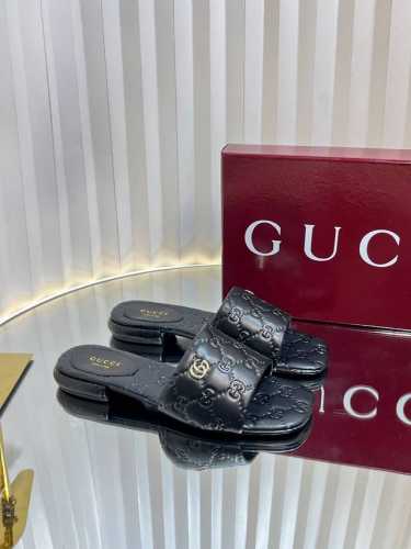 gucci新款小牛皮迷你Gg压纹双G扣凉鞋拖鞋！原单品质！每个细节皆经过精心细致打造，可与Zg对比一，无二品质！这款露趾凉拖鞋采用迷你G G压纹皮革制作，匠心打