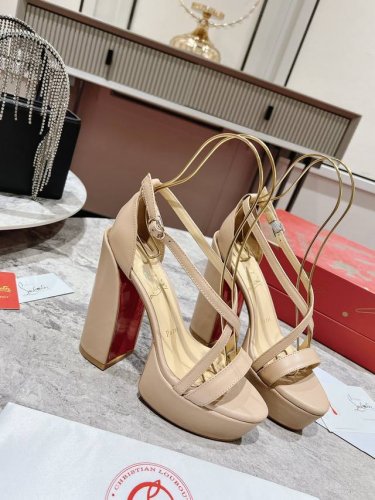 大水台 凉鞋 W. 定做不退不换 这款Maison Christian Louboutin厚底凉鞋有着130毫米的高跟鞋 极具建筑风格的黑色漆皮小牛皮凉鞋 搭配