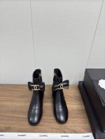 CHANEL小香24k 秋冬巴黎走秀款 绑带 短靴系列 原版购入1:1开发 各大时尚博主都有穿的一款靴子 上脚非常时髦 显腿神器，随便搭配都是超级好看 面料：进