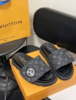 橙子出厂价p louis Vuitton 路易威登 Lv新配色 休闲魔术贴拖鞋 平底凉拖 情侣款 pool pillow Comfort 必入系列 魔术贴高级慵