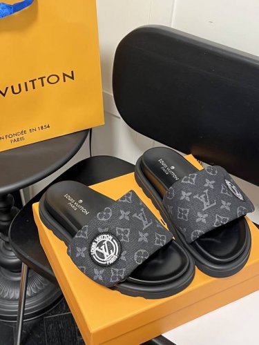 橙子出厂价p louis Vuitton 路易威登 Lv新配色 休闲魔术贴拖鞋 平底凉拖 情侣款 pool pillow Comfort 必入系列 魔术贴高级慵