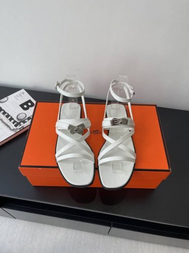顶级品质 Hermes 爱马仕 June Sandal系列 H家Kelly扣细带罗马凉鞋 小牛皮凉鞋 搭配经典镀钯Kelly鞋扣和袢带。打造简约造型，可谓夏日良