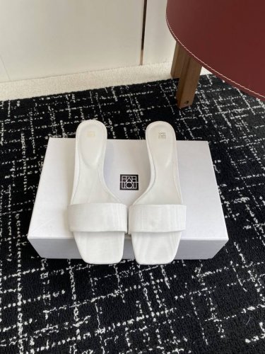 代购级 toteme 25Ss 小猫跟拖鞋一脚蹬懒人鞋瑞典小众 北欧极简风格 复古小方头 里全皮 柔软 看似简单的鞋子 实际耗料又重工 整个大底和鞋 鞋面是原版