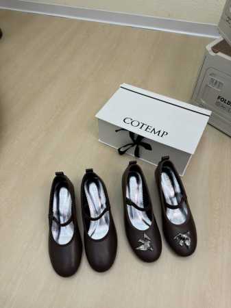 金属跟 玛丽珍单鞋 COTEMP 精致 羊皮 材质 光面款 小鸟五金款10 巧克力色 从鞋头至脚背呈小巧的梯形延伸。 光泽牛皮细带克制地穿插于足面，将肌肤分割成 - 点击图像关闭