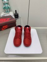 出 顶级代购版Air Jordan 1 Mid不掉钻的钻鞋，耐克乔一钻石鞋让鞋迷大开眼界，各种意想不到的设计创意，钻石配色方案给大家带来了很多惊喜，隐匿于鞋帮处
