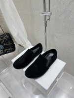 The Row 圆头一脚蹬乐福鞋平底单鞋。法式优雅气质在线、高级又时髦，可盐可甜，文艺又气质！四季可穿的单品，挂扣设计，好穿又好看，风魔全球经典著作，柔软细腻羊