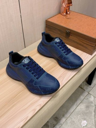 新款: 厂价 阿玛尼Armani* 最新爆款休闲鞋，顶端品牌奢侈～代购，顶级～质量。鞋面選用进口透气牛皮搭配材质透气羊皮垫脚 精细做工。原版个性时尚柔软橡膠耐磨