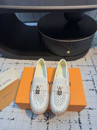 lv路易威登Louis Vuitton 25Ss 春夏 冲孔乐福鞋 市场高端产品质量 最新原版饰扣 官网原版拆解原版订制漆皮 采用进口羊皮作内裡 垫脚结合完美鞋 - 点击图像关闭