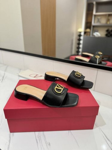 出厂价pp： Valentino 2025华伦天奴最新 早春新款新V扣平底拖鞋， 专柜原版购入1:1复刻，绝对高品质，欢迎对比 1鞋面:顶级小牛皮 2内里:混种
