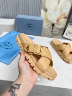prada新款沙滩女鞋｜美的一塌糊涂！Anita随后会陆续不断的更新Ss25最新走秀预售款，新颖的Logo作为灵魂伴侣。 趣味十足～秉承着引领潮流的风向标，你一
