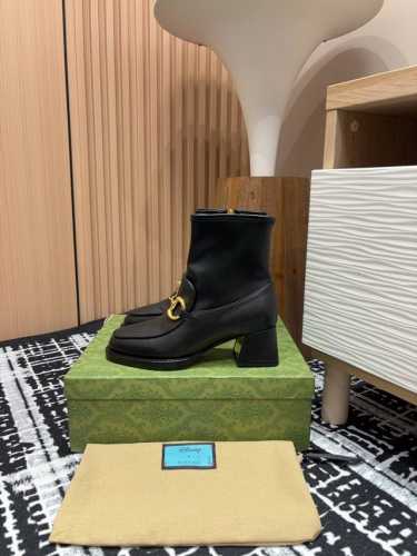 25Ss新款Gucci马衔扣粗跟弹力短靴 这款靴子以精致的弹力皮革匠心打造，缀饰经典马衔扣配件。历史悠久的品牌标识融蕴品牌内涵，优雅诠释长靴的简约风尚和精湛工艺