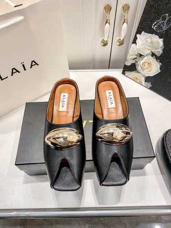 橙子出厂价p Alaia 2025春夏新款 金属扣方头鱼嘴粗跟拖鞋 复古法式凉拖 包头半拖 上脚舒适度拉满 好看好穿又轻便 随意搭配 筒约又高级 大胆前卫的设计 - 点击图像关闭