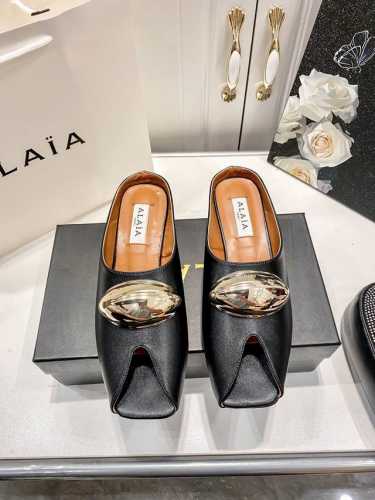 橙子出厂价p Alaia 2025春夏新款 金属扣方头鱼嘴粗跟拖鞋 复古法式凉拖 包头半拖 上脚舒适度拉满 好看好穿又轻便 随意搭配 筒约又高级 大胆前卫的设计