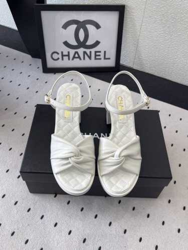 Chanel春夏新款高跟凉鞋 这一季美得让人窒息 穿在女人身上 透出丝丝优雅魅力 这款鞋满足了女生对高跟鞋的所有幻想 原版定制进口羊皮鞋面 羊皮内里垫脚 Siz