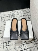 jacquemus 25 春夏新款方头蝴蝶结半拖 单鞋方头设计真的好时髦！牛仔裤 小裙子搭配不在话下！可可爱爱没有脑袋 四方方的 时髦精必入的一款！鞋面：软牛皮