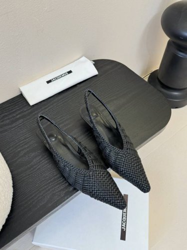 jacquemus 25春夏新款超重工手工编织拼色尖头小猫跟后空凉鞋！简易拼色的编织 新颖时尚大方，性感不失优雅，很显脚部线条，附有骨感美的视觉效果，非常百搭的