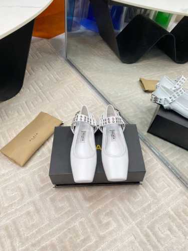 出厂 ALAIA 新款 早春方头芭蕾舞平底单鞋原版购入法国一线奢侈品牌ALAIA 阿莱亚25SS法式仙女芭蕾舞平底跳舞鞋，ALAIA品牌源自其创始人，Azzed