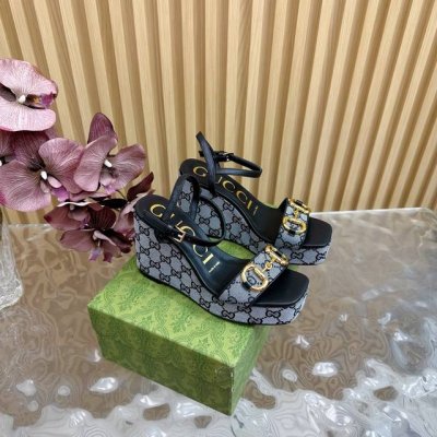高版本GUCCI 2025春季款新防水台高跟走鞋款秀 驰古恨天高趾露凉鞋 防水台的 尚时的品牌LOGO持加，具有超辨高识度 各品大争牌恐先推后出超系跟高列 GU