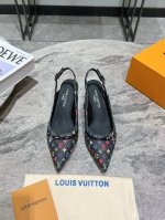 LV驴牌春夏玛丽珍猫跟时装尖头鞋 春夏秀场出镜率最高的一款单品 超多名模上脚 简约大方非常百搭 鞋面采用原版牛皮； 全皮包裸纯手工缝纫鞋面，LV彩色老花标识点缀