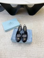 出厂价 PRADA 普拉达 经典款 三角标单鞋系列，简单的设计大概就是它最让人喜欢的点。标志性的三角标很有自己的品牌个性 面料采用小牛漆皮 内里垫脚混种羊皮 意