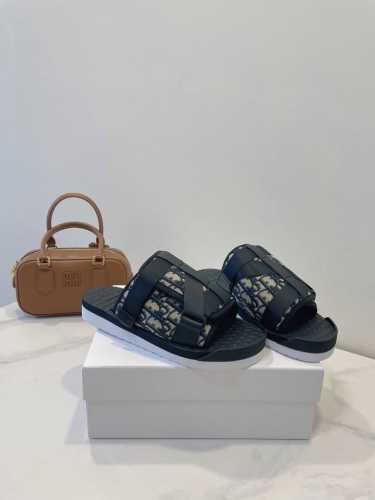 dior 迪奥25Ss 沙滩鞋 经典巴黎刺绣鞋面 颜色百搭 3Cm增高鞋底 火爆整个夏季 Size 37-45 原盒配备包装