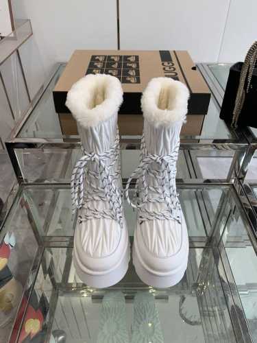UGG 24ss新款小马丁 独特的保暖设计 鞋面采用上头层丝绸牛皮等弹力布刺绣，超暖真羊毛内里 时尚百搭元素 升级版独家私模防滑防踢发泡特别轻 独特的前后包裹式