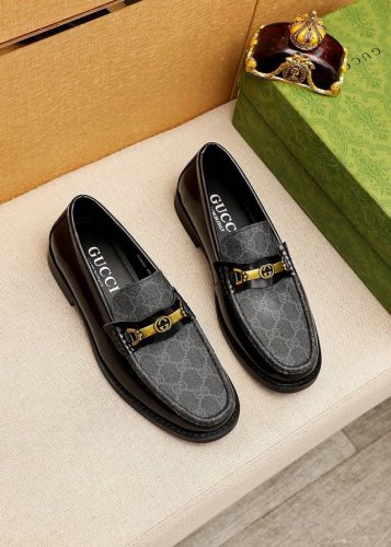 商品商标 Gucci 古驰 休闲皮鞋 正码码数: 38-44 45订制 商品材料 精选 进口头层开边珠牛皮鞋面+奢华五金扣 进口水染牛皮内里 强烈立体视觉效果