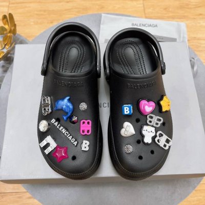 工厂p价 元 Balenciaga 巴黎世家网红洞洞鞋 圆头铆钉松糕包头镂空透气扣带厚底沙滩凉拖 情侣款 独家顶级版本 巴黎世家 25Vs春夏松糕厚底爆款凉拖系