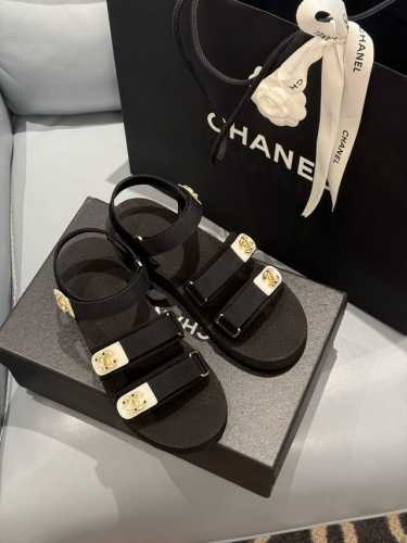 Chanel Ss25 New Arrival～ 小香25春夏魔术贴凉鞋！这种发泡底的鞋子，柜柜里每年换着版面出！ 你还别说，脚感轻若无物，造型感很好，时髦哦！