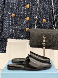 厂价 Prada 普拉达25Ss走秀新品 复古半拖鞋 P家今年的鞋绝对吸引足了视线 复古简约设计 真的高级感满满 鞋面采用进口开边珠牛皮 内里垫脚均为羊皮 原版