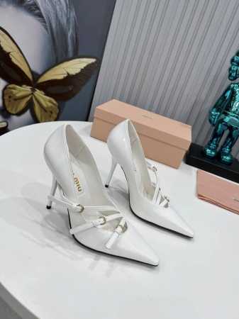 工厂 新款新品 Miu Miu 全新超美装饰搭配,时尚淑女气质十足 双色拼接 又不乏美艳色彩,外侧附带弹力象巾 上脚非常方便意大利引进的原版楦头是最新楦、出来形 - 点击图像关闭